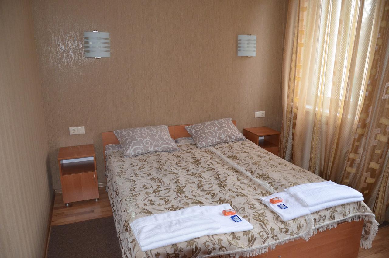 Atlant Hotel Ostroh Oda fotoğraf
